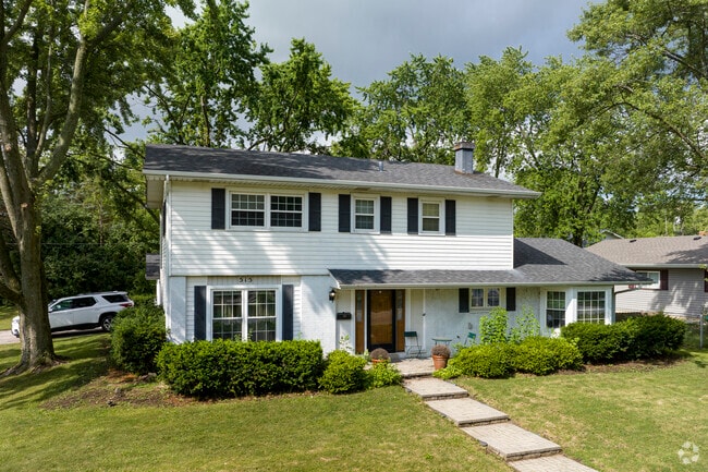 Manicured lawns and family homes make the perfect place to settle down in Highlands-Schaumburg.