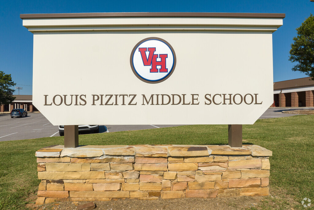 Louis Pizitz Middle School is located at 2826 Columbiana Rd, Vestavia Hills, AL.