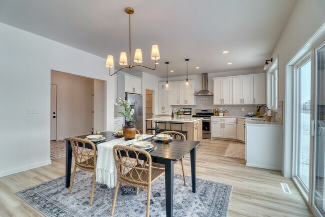 Dining Area1_0 (1).jpg