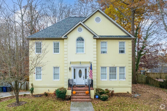 A Queen Anne-style home in Hampton Sted-Mountain Brook proudly displays the American flag.