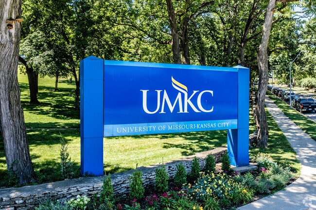The University of Missouri-Kansas City Volker Campus is located in Crestwood.