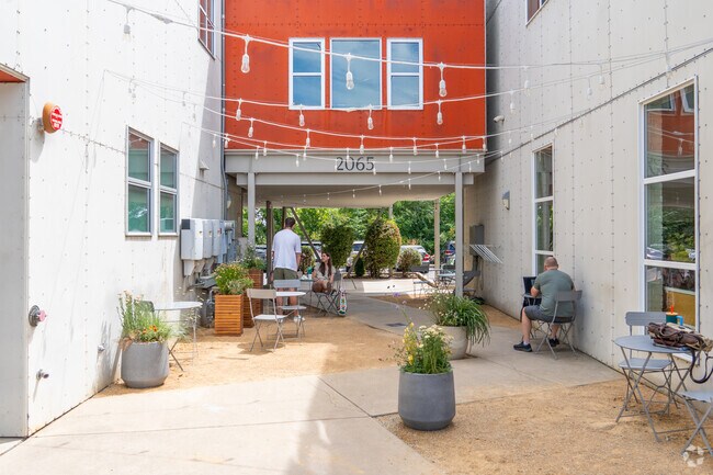 Garden Tract residents have great nearby outdoor dining options.