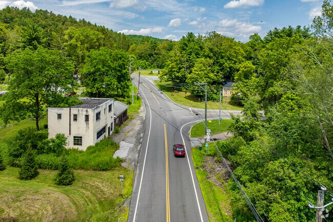 Route 209 easily connects Deerpark with Port Jervis and its surrounding towns