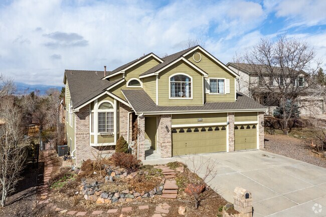 Many homes in Harvest lane have stone detailing.