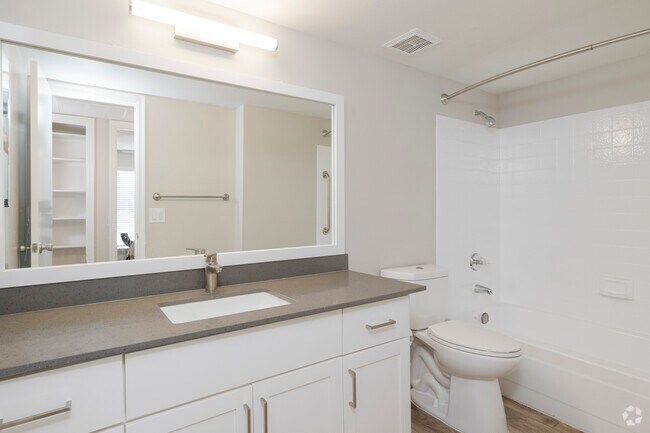 1BR, 1BA - 615SF - Bathroom
