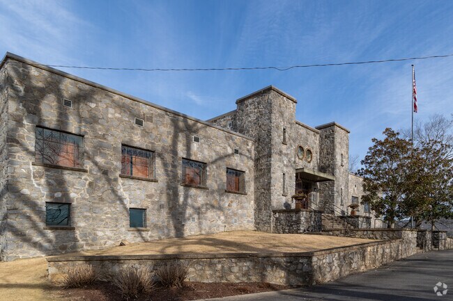 Located in the arts district of Guntersville Alabama, is the Guntersville City Museum.