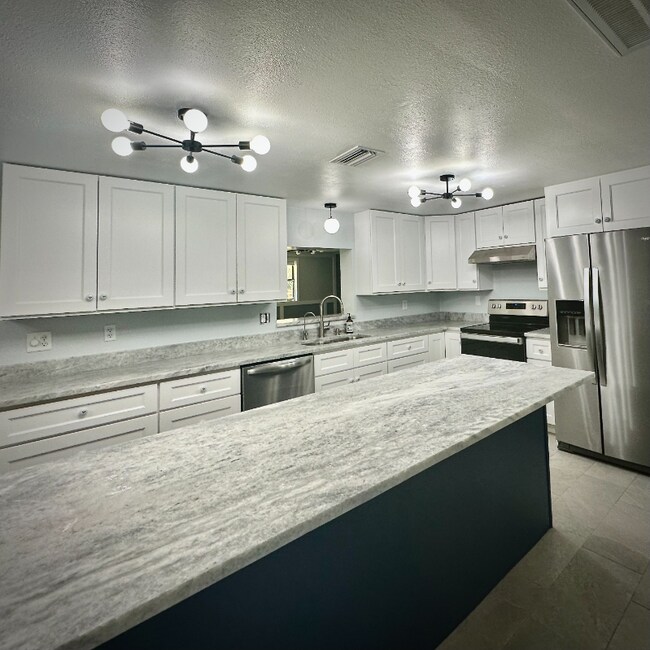 11031 Circle Rd S, Seffner, FL 33584 - photo 7