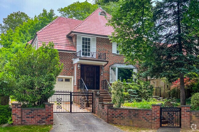 Forest Park residents have their share of Mansions in the neighborhood.