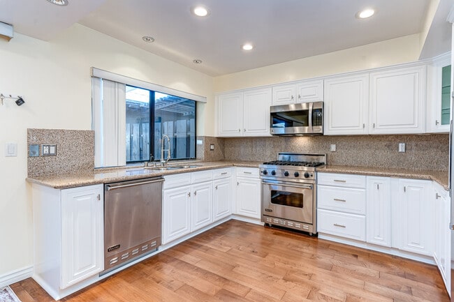 11102 Woodruff Ave unit 10, Downey, CA 90241 - photo 4