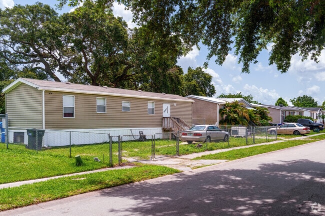 Manufactured homes are commonly seen throughout the Taft neighborhood.