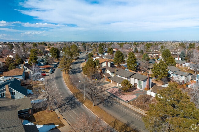South Mission Parkway is a long, circular boulevard that loops around Mission Viejo Park, Mission Viejo Elementary, and neighborhood homes.