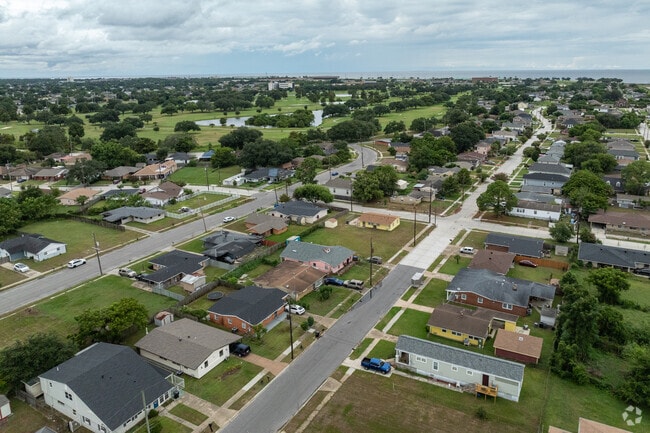 Pontchartrain Park is just minutes form the shores of Lake Pontchartrain.
