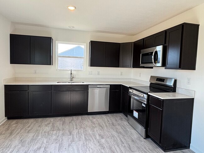 8096 Camellia Ln, Pendleton, IN 46064 - photo 3