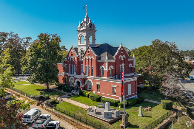 The Pines at Gray neighbors can visit the Supreme Court of Gray.