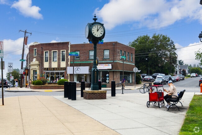 Oxford Avenue near Rockledge is lined with local restaurants, cafés, and small shops.