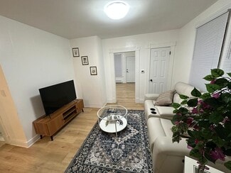 63 Whitmore St, Hartford, CT 06114