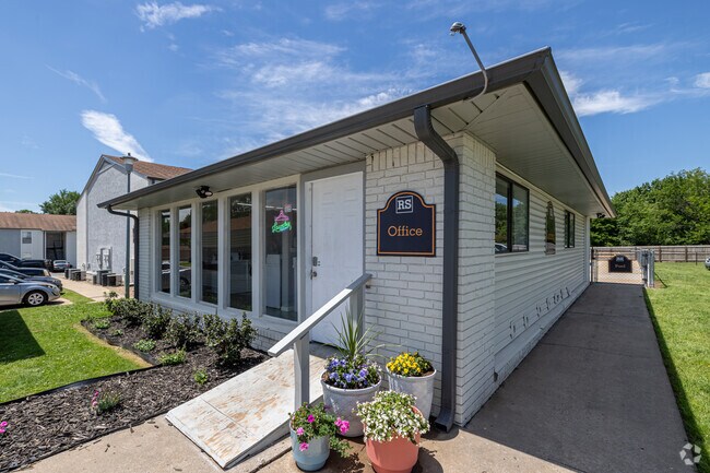 Ramsey Square: 1 & 2 Bedroom Apartments with Dog Park & Pool, Fort Smith, AR 72901 - photo 5