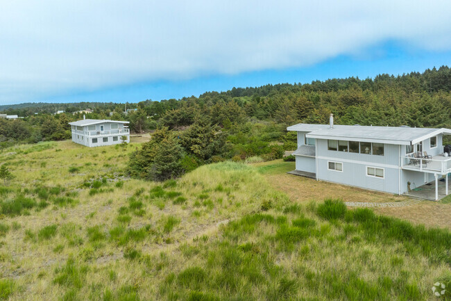 Beach homes in Copalis Beach offer private yards and amazing views.