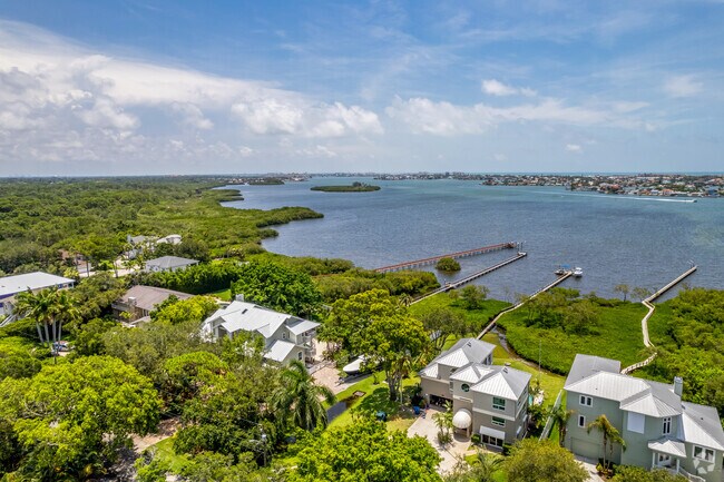 Seminole neighborhood is a peaceful neighborhood to enjoy living by the water.