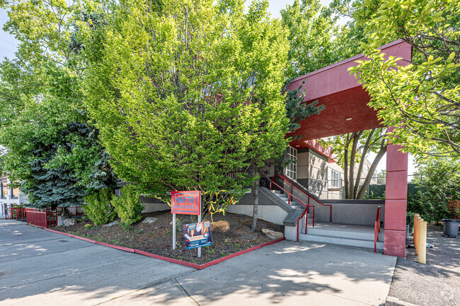 Haftr Middle School atmosphere is conducive to learning and a spirited fulfillment of mitzvot.