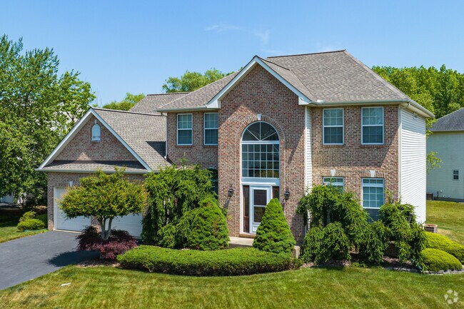 Colonial homes in Glasgow typically have large yards.