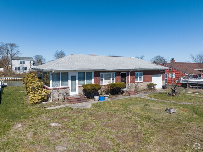 Spacious ranch home on the canal.