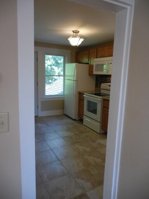 11 W Green St unit 2, Easthampton, MA 01027 - photo 3