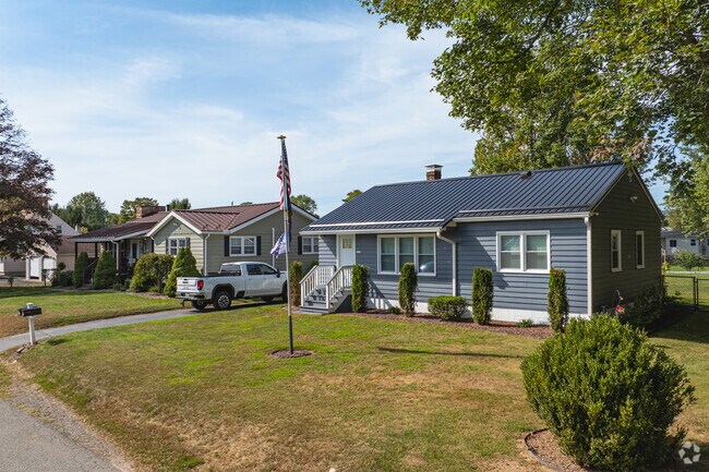 The residential streets of Fairlawn are adorned with minimal traditional homes.