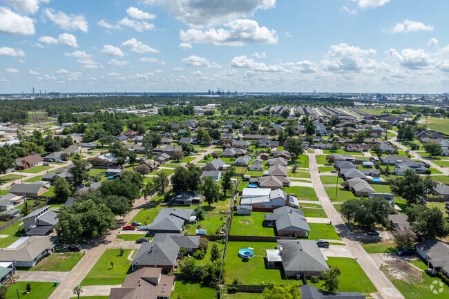 Beverly Hills is a small neighborhood located in eastern Sulphur, LA.