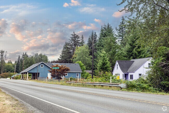 A lot of houses in Neilton are positioned right next to Highway 101.