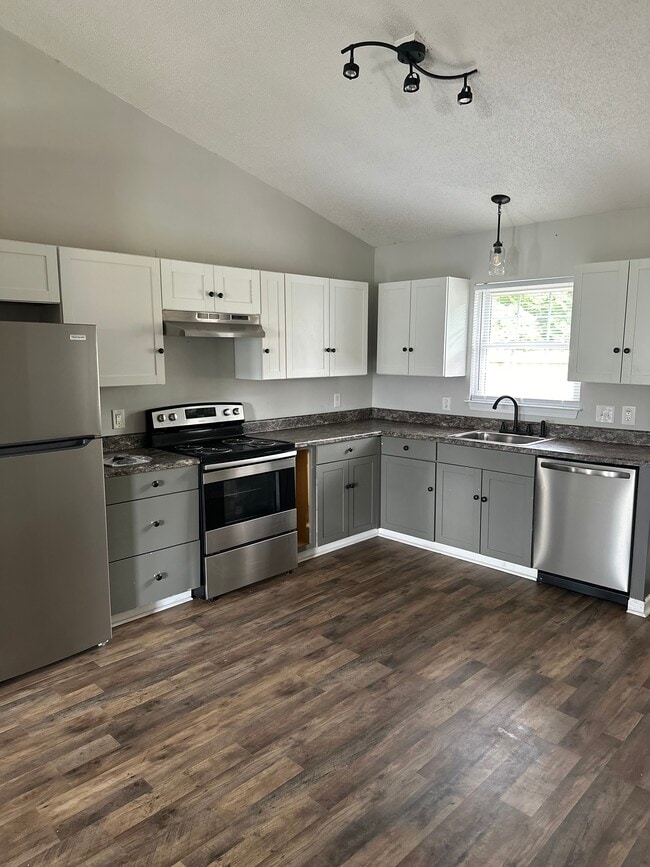 4340 W Horne Ave, Farmville, NC 27828 - photo 2