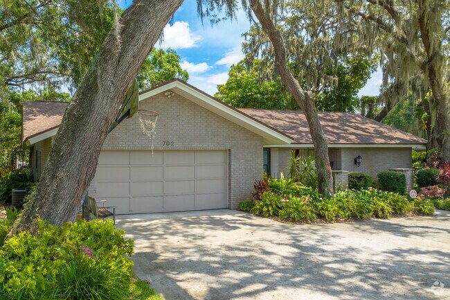 Shaded by the large oak trees ranch homes remain a strong home option for buyers of Plant City.