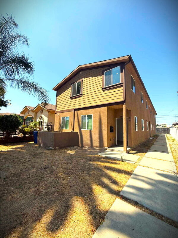 829 E 74th St, Los Angeles, CA 90001