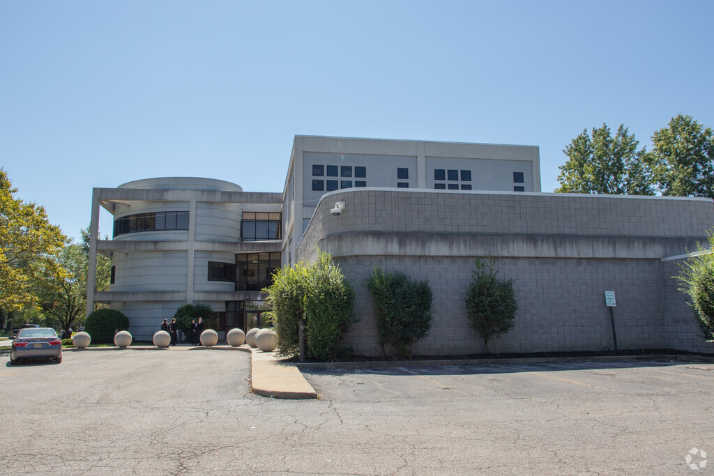 Yeshiva Derech Hatorah provides private education in the neighborhood of 
Cleveland Heights