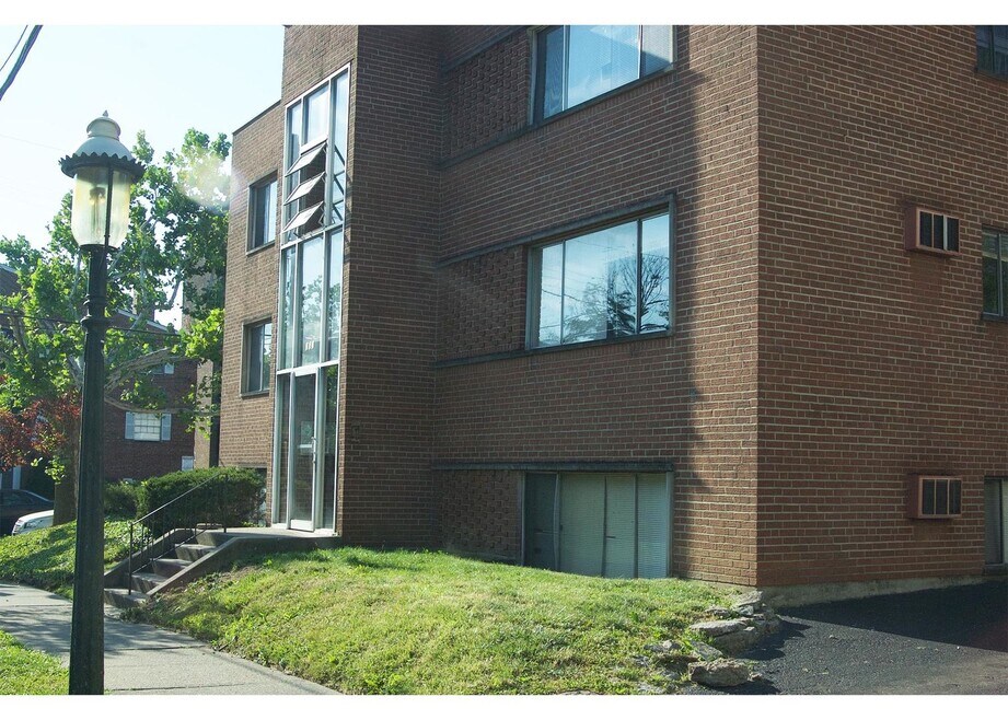 331 Shiloh St unit 331-03, Cincinnati, OH 45220 - photo 1
