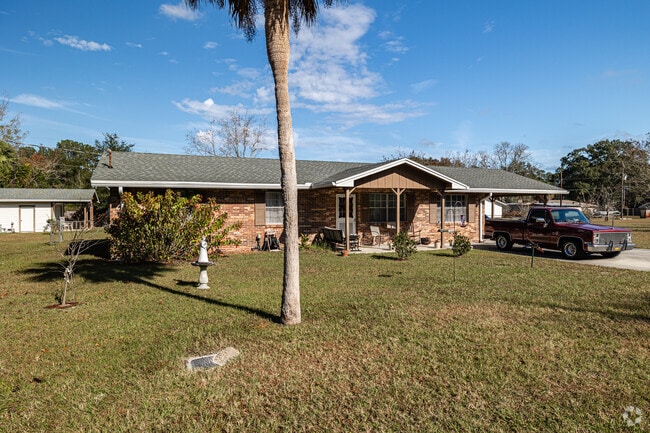 Ranch homes with covered porches are found in Macclenny.