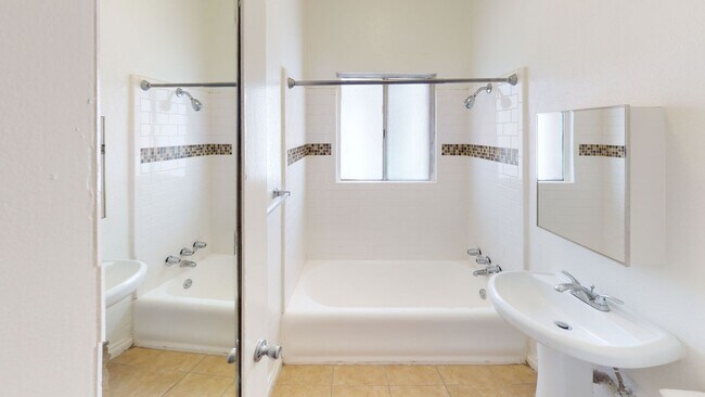 Arwyn Manor Apartments...New York Style..Newly Remodeled Apartments...Hardwood Floors! CALL NOW!, Los Angeles, CA 90005 - photo 7