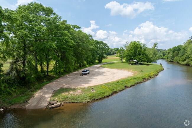 Discover the exceptional Valley's RiverView Boat Ramp, where ample parking awaits you, along with a charming pavilion perfect for your picnics.