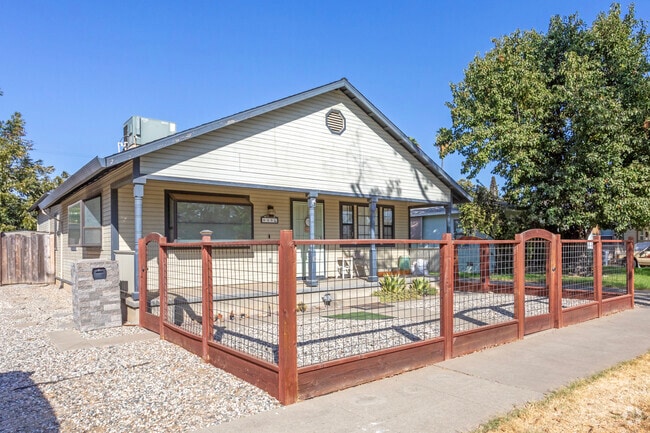 Homes in Downtown Merced feature a wide range of landscaping.