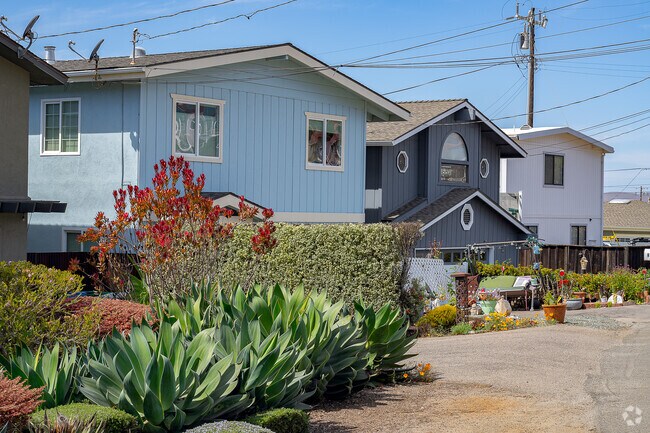 The community of Cayucos offers modest-sized homes that you’re sure to appreciate.