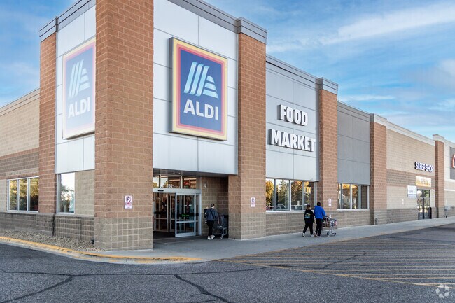 Franklin Rogers Park has grocery stores such as Aldi for your daily needs.