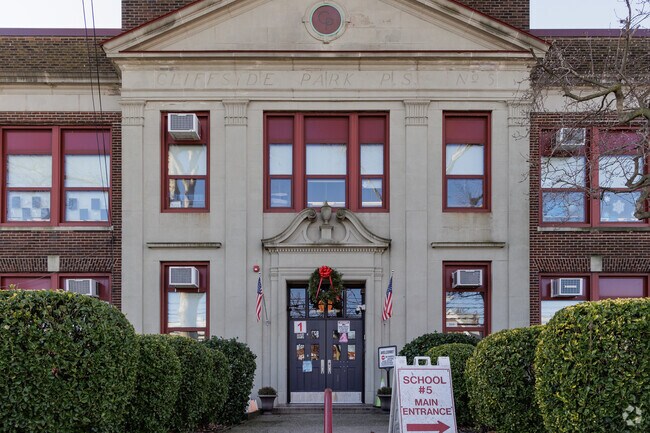 37% of students at Cliffside Park School #5 in Cliffside Park, NJ are proficient in reading.