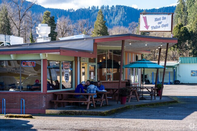 Oakridge has a number of friendly neighborhood restaurants.