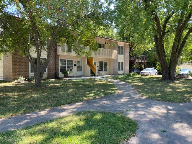 105 N 5th St unit 101, Fairfield, IA 52556 - photo 2