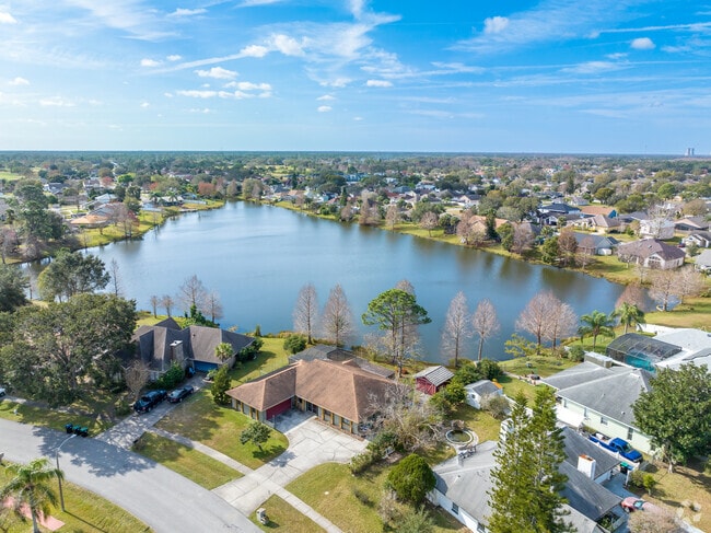 Homes of all sizes line the beautiful lake in Wedgefield.