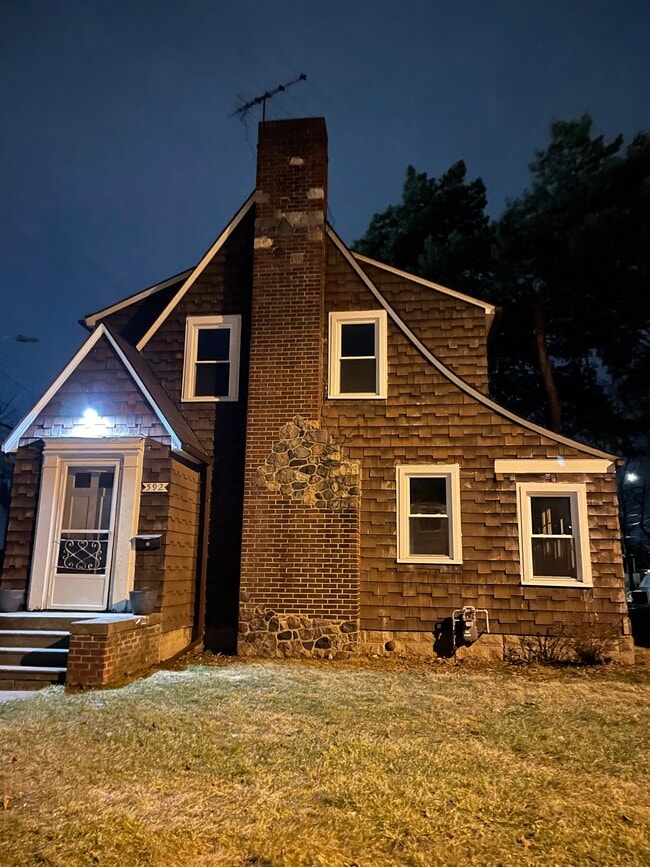 592 E Montcalm St, Pontiac, MI 48342 - photo 2