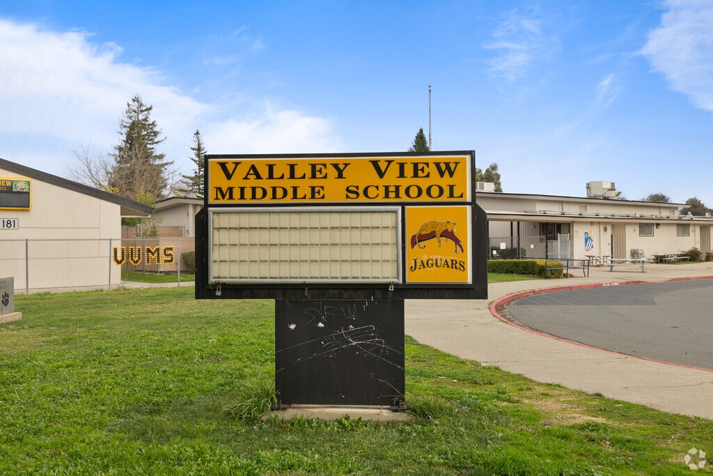 Valley View Middle School serves students from 6th through 8th grade.