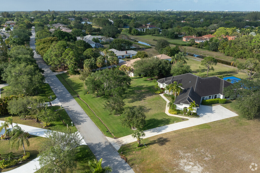 Steeplechase has large homes, privacy, and proximity to premier golf destinations.