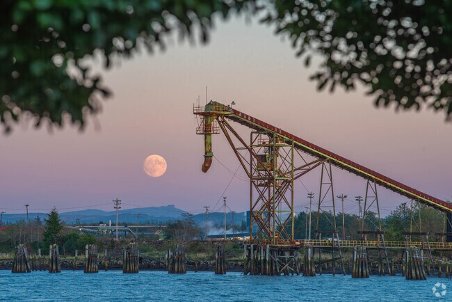 Catch incredible moonrises from Morrison Riverfront Park on your drive home to New London.