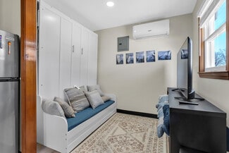 65 Cove St, Portsmouth, RI 02871